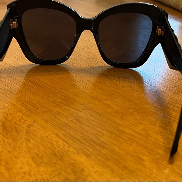 Authentic Gucci Sunglasses - Picture 5 of 8